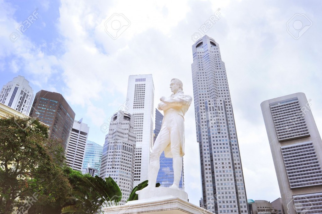21678291-Statue-of-Sir-Tomas-Stamford-Raffles-best-known-for-his-founding-of-the-city-of-Singapore-He-is-ofte-Stock-Photo
